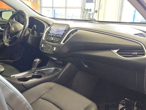 Used 2020 Chevrolet Malibu LT w/ Leather Package FWD image 4