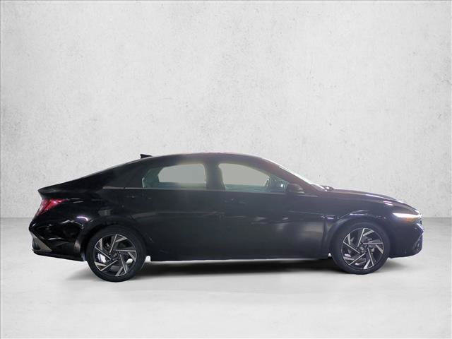 Used 2025 Hyundai Elantra SEL FWD image 4