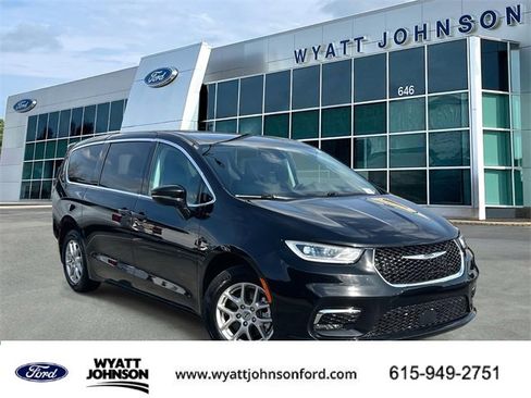 Used 2024 Chrysler Pacifica Touring-L image 1