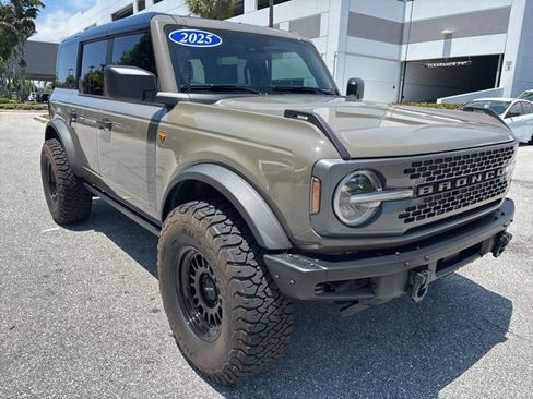 Used 2025 Ford Bronco Badlands image 1
