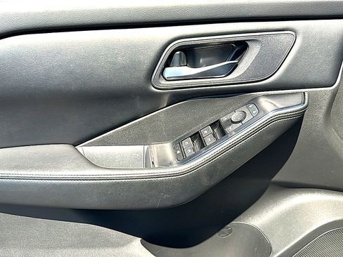 Used 2024 Nissan Rogue SV FWD image 16