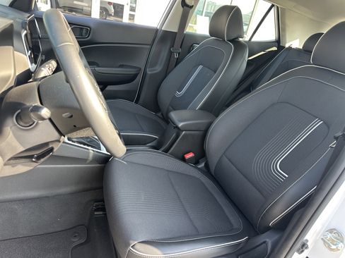 Used 2024 Hyundai Venue Limited image 11