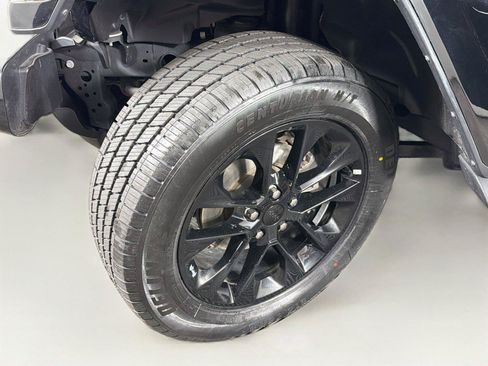 Used 2022 Jeep Wrangler Unlimited Sahara AWD/4WD image 38