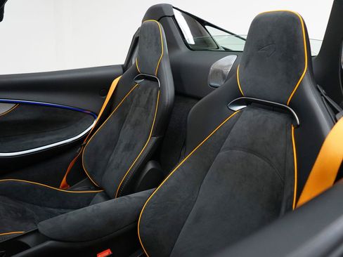 Used 2025 McLaren Artura Spider image 20