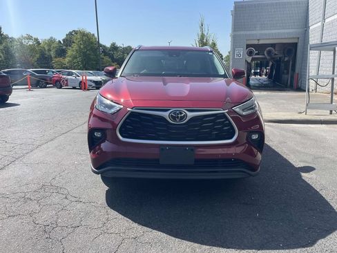 Used 2021 Toyota Highlander XLE AWD/4WD image 2
