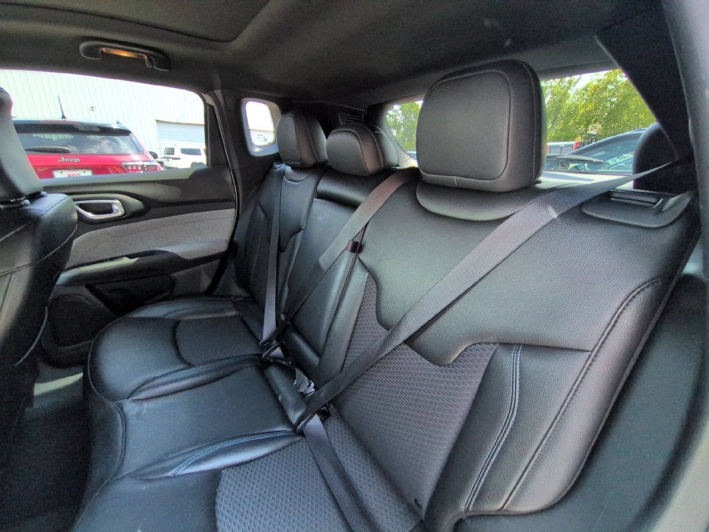 Used 2025 Jeep Compass Latitude w/ Sun & Sound Group AWD/4WD image 27