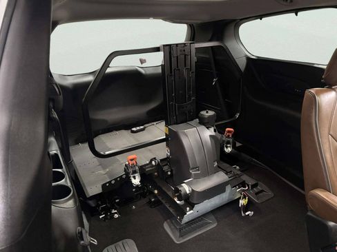 Used 2017 Chrysler Pacifica Limited FWD image 32