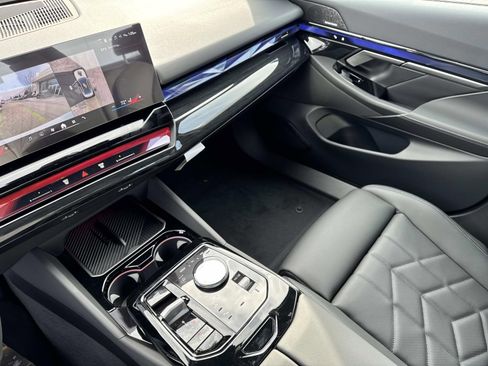 New 2026 BMW 550e xDrive w/ Premium Package image 30