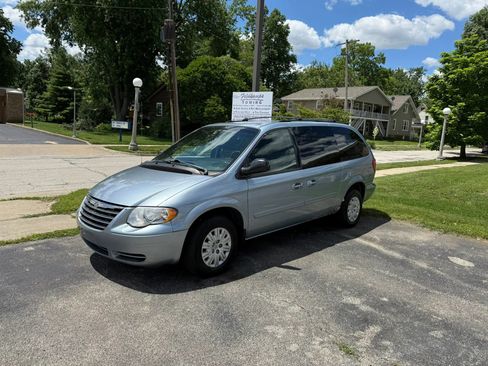 Used 2005 Chrysler Town & Country LX w/ Popular Equipment Group II FWD image 2