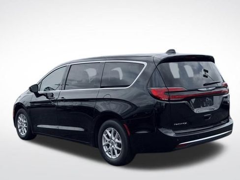 Used 2024 Chrysler Pacifica Touring-L FWD image 9