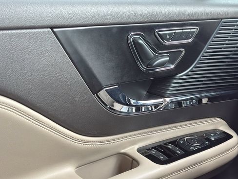 Used 2022 Lincoln Corsair FWD image 11