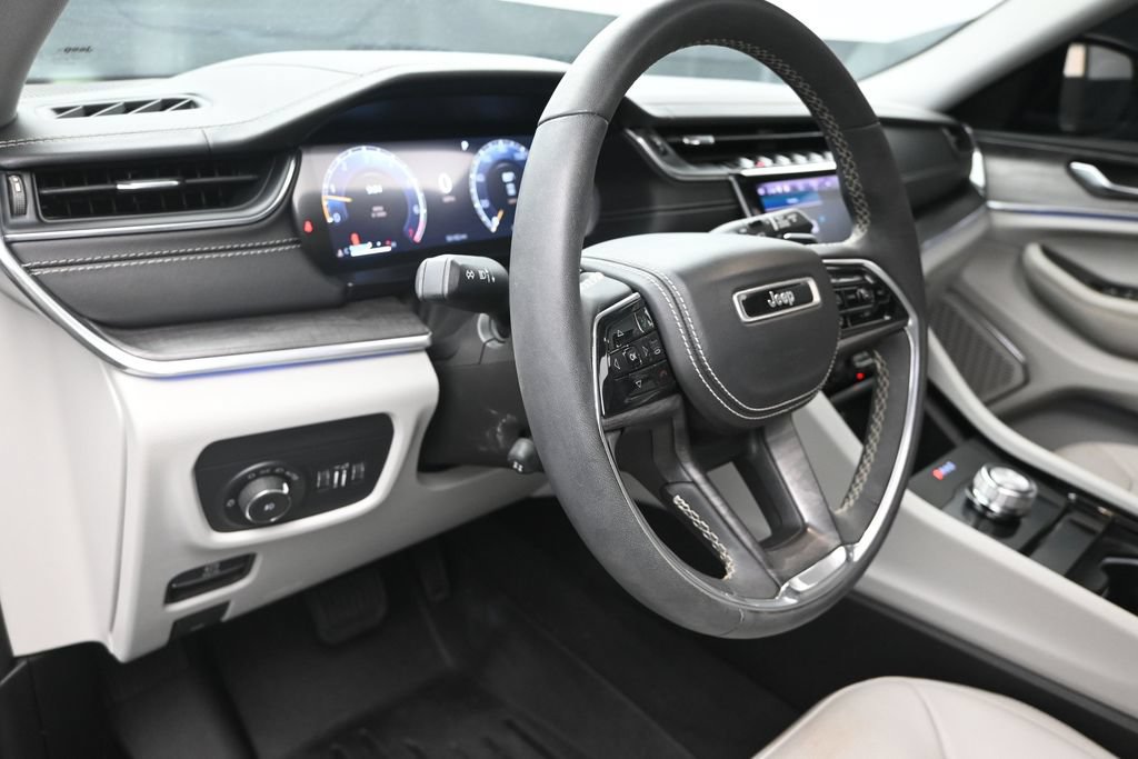 Used 2023 Jeep Grand Cherokee Overland RWD image 12