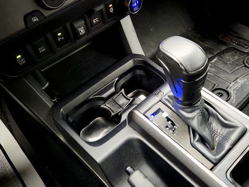 Used 2022 Toyota Tacoma TRD Sport w/ Technology Package image 15