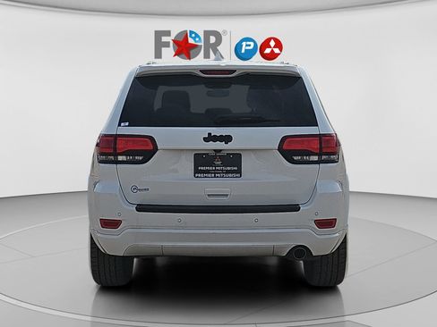 Used 2017 Jeep Grand Cherokee Altitude image 4