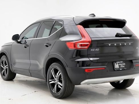 Used 2023 Volvo XC40 B5 Plus image 7
