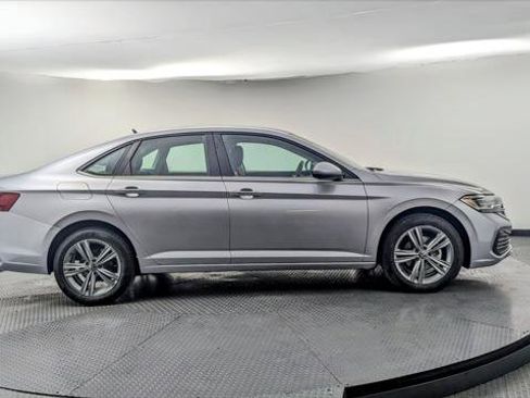 Used 2024 Volkswagen Jetta SE image 8