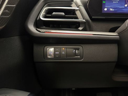 Used 2025 Chevrolet Traverse High Country FWD image 33