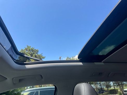 Used 2023 Volkswagen Taos SE w/ Panoramic Sunroof Package FWD image 10