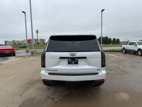 Used 2025 Cadillac Escalade ESV Sport Platinum image 4