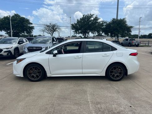 Used 2020 Toyota Corolla LE FWD image 1