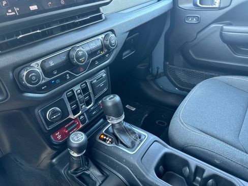 Used 2025 Jeep Wrangler Willys AWD/4WD image 29