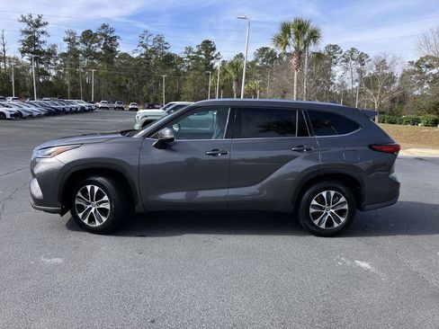 Used 2021 Toyota Highlander XLE image 2