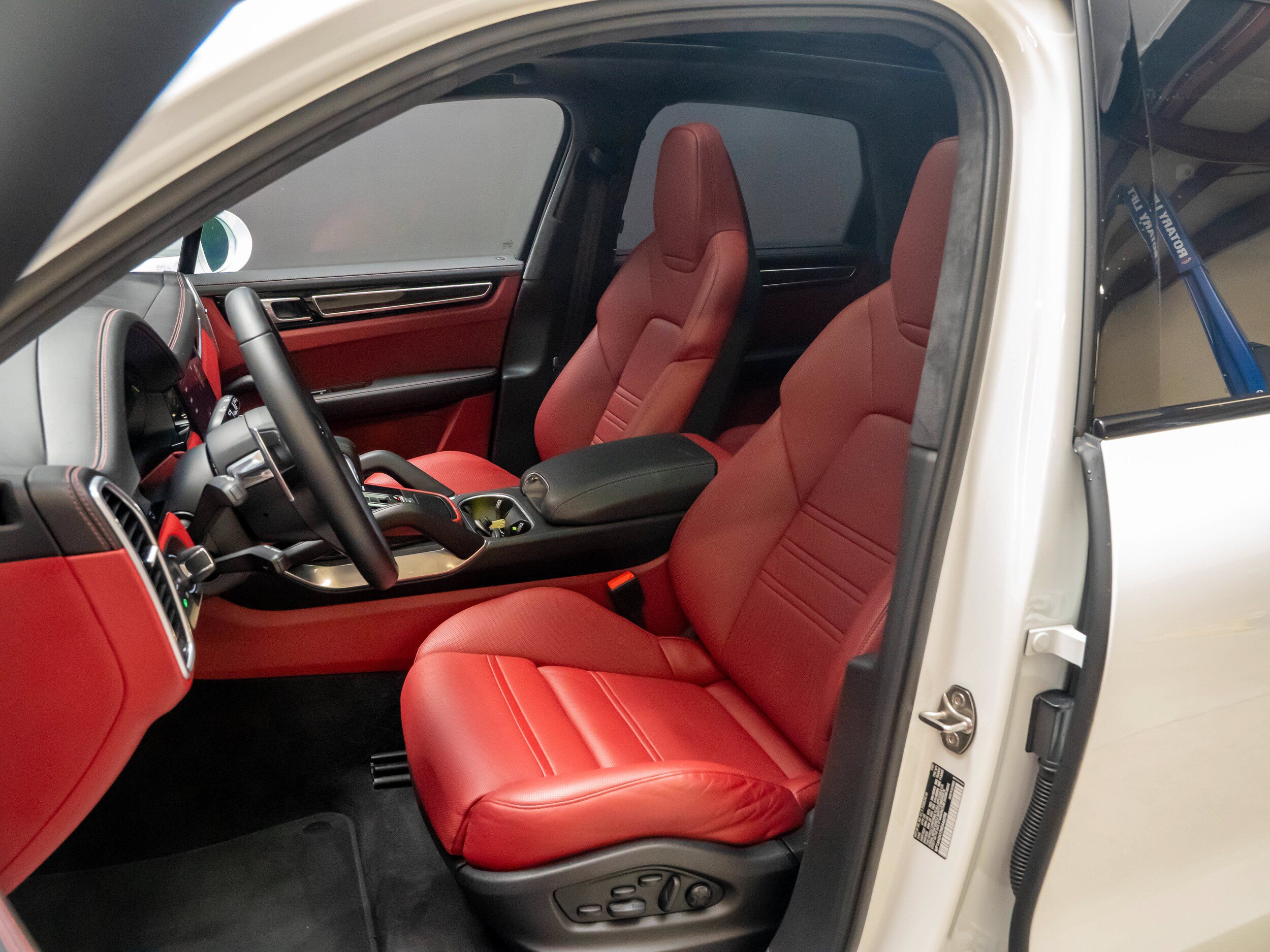 Used 2022 Porsche Cayenne Turbo S AWD/4WD image 5