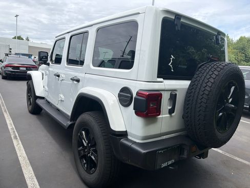 Used 2022 Jeep Wrangler Unlimited Sahara AWD/4WD image 4