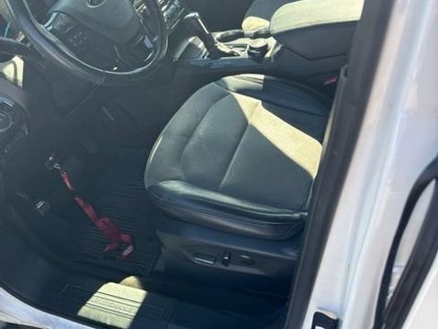 Used 2017 Ford Explorer XLT w/ Equipment Group 202A AWD/4WD image 3
