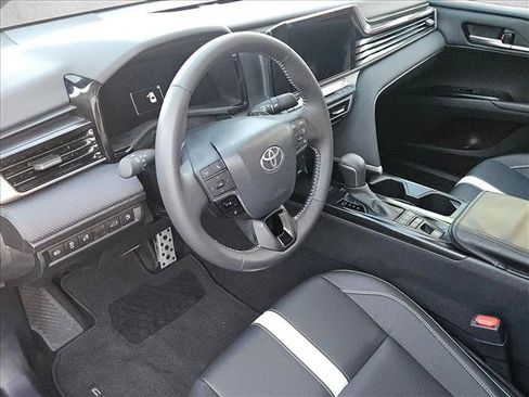Used 2025 Toyota Camry SE w/ Convenience Package FWD image 10