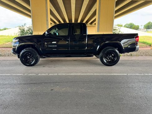 Used 2022 Toyota Tacoma SR5 RWD image 6