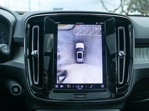 Used 2025 Volvo XC40 B5 Plus image 23