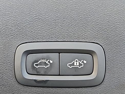 Used 2022 Volvo XC40 T5 R-Design w/ Advanced Package image 13