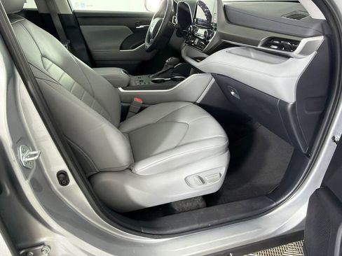 Used 2024 Toyota Highlander XLE image 14
