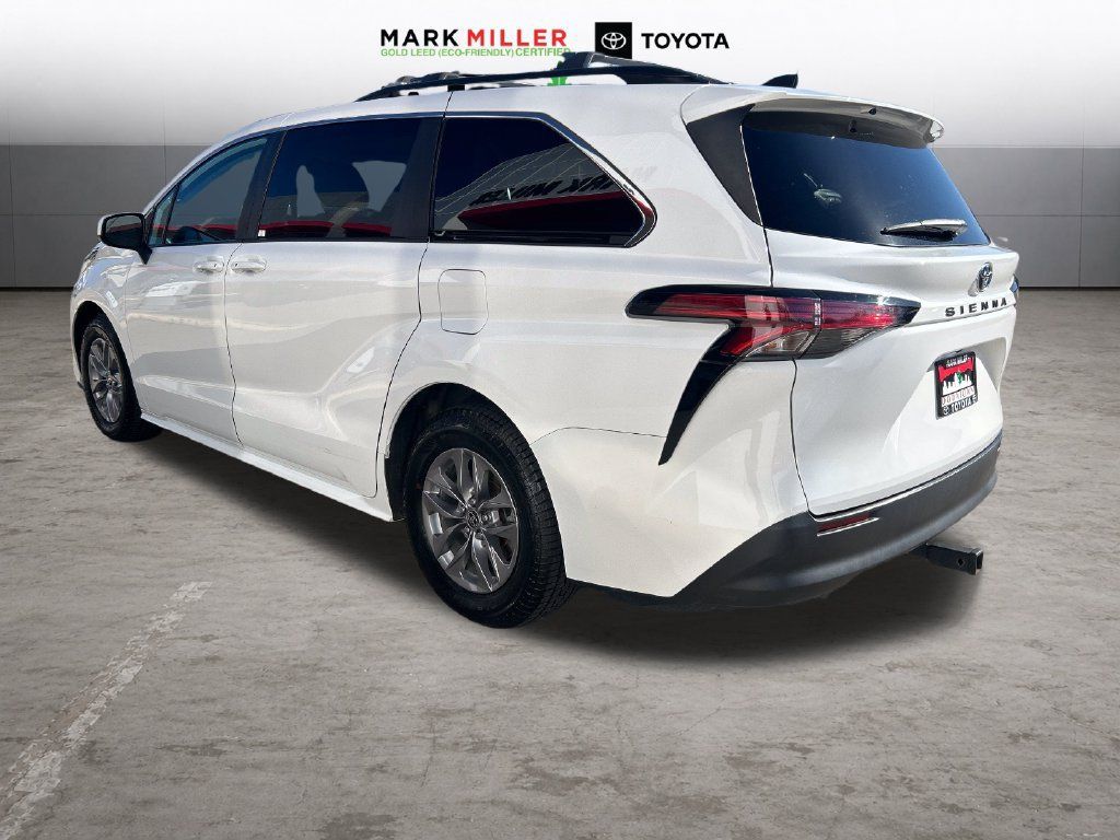 Certified 2022 Toyota Sienna LE FWD image 3