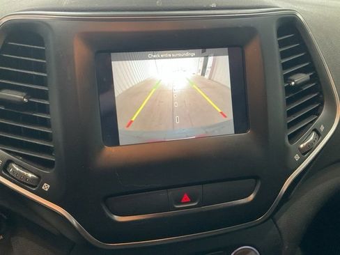 Used 2019 Jeep Cherokee Latitude w/ Popular Appearance Group image 15