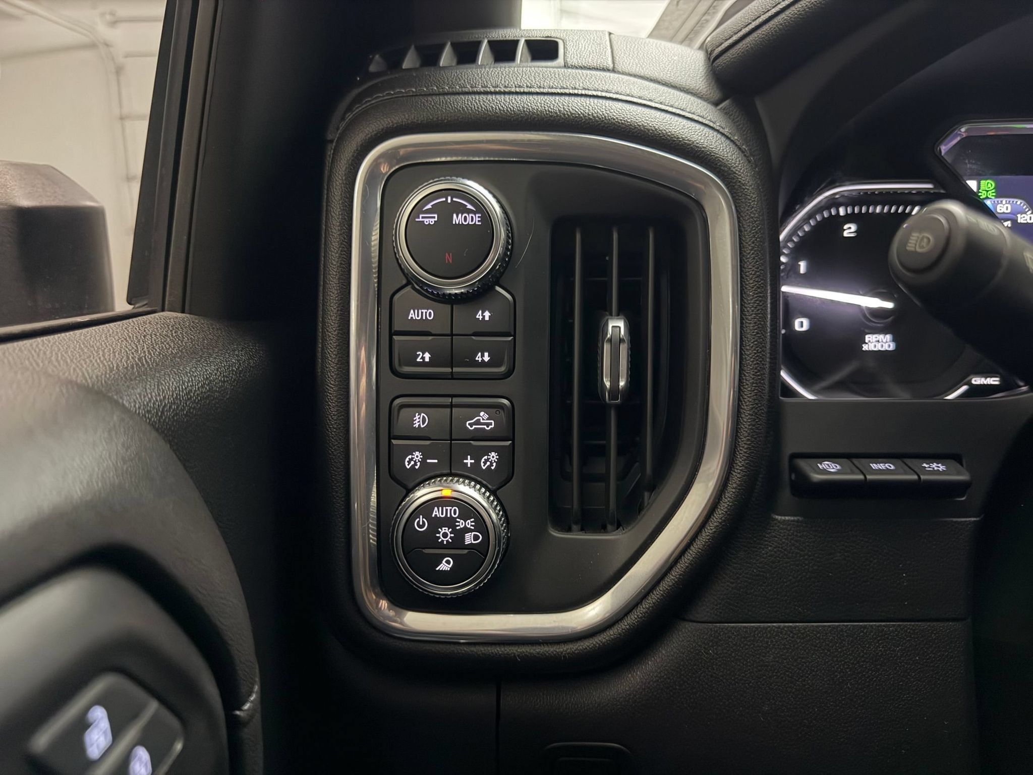 Used 2022 GMC Sierra 2500 Denali w/ Denali Ultimate Package AWD/4WD image 35