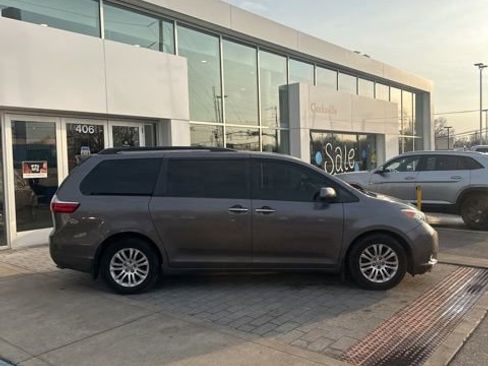 Used 2017 Toyota Sienna XLE image 6