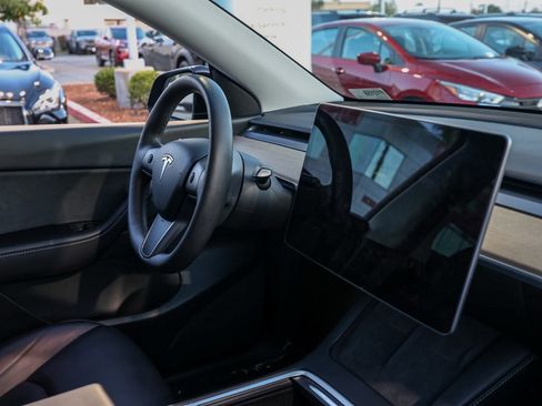 Used 2022 Tesla Model Y Long Range image 20