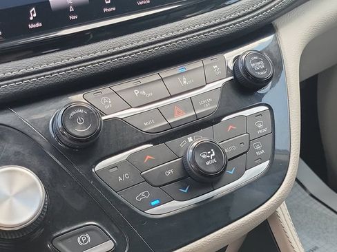 Used 2023 Chrysler Pacifica Limited FWD image 19