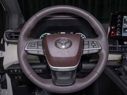 Used 2024 Toyota Sienna Platinum image 20