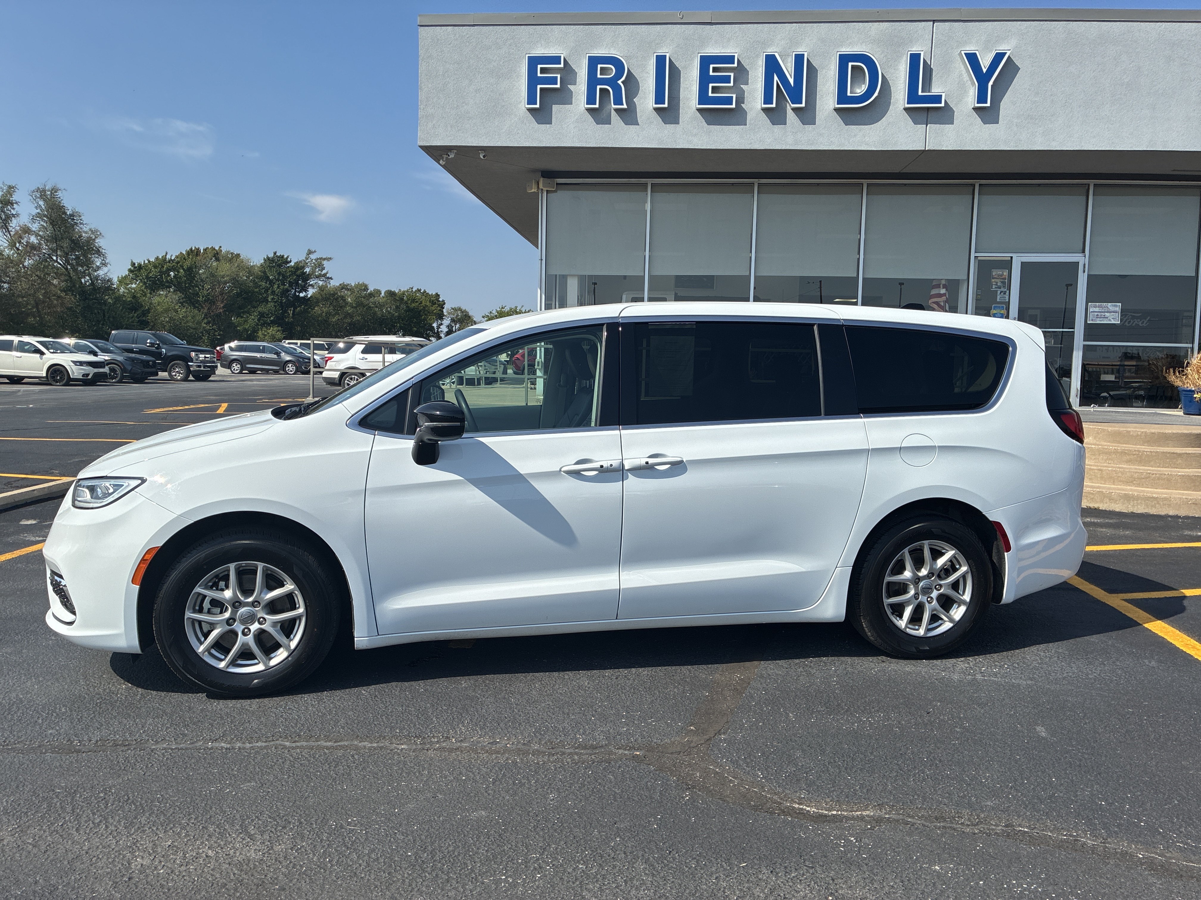 Used 2024 Chrysler Pacifica Touring-L FWD image 2