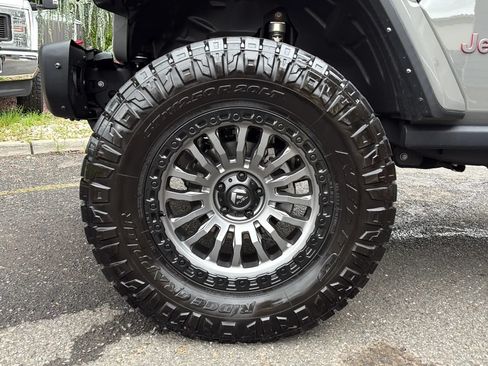 Used 2023 Jeep Gladiator Rubicon w/ LED Lighting Group AWD/4WD image 9