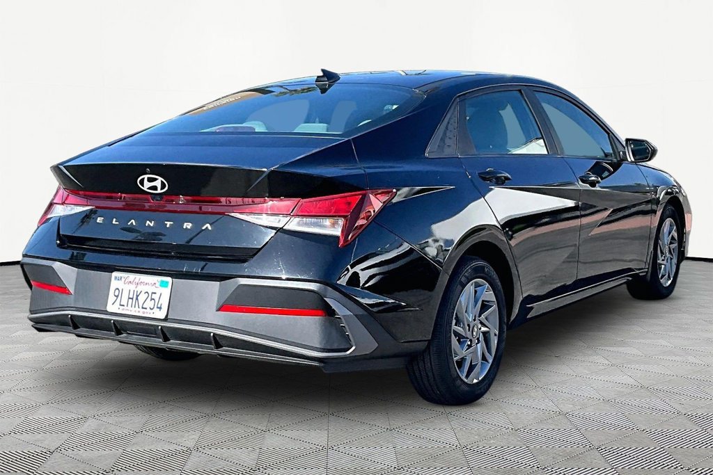 Certified 2024 Hyundai Elantra SEL FWD image 2