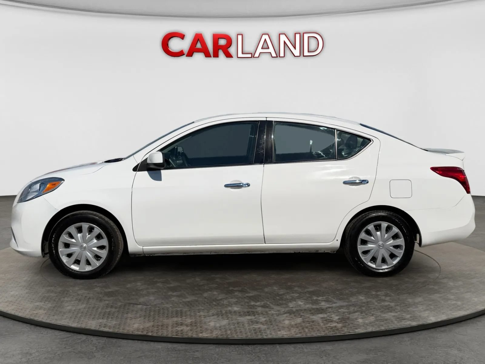 Used 2014 Nissan Versa SV FWD image 2