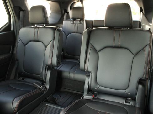 Used 2025 Honda Pilot TrailSport image 19