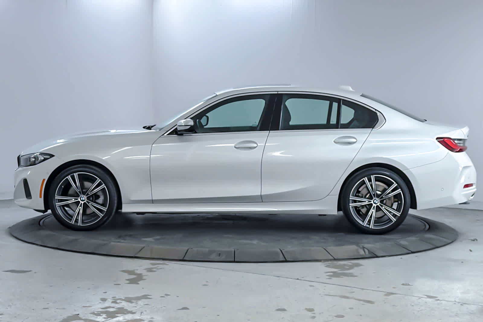 Used 2024 BMW 330i xDrive Sedan w/ Convenience Package AWD/4WD image 5