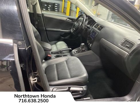 Used 2017 Volkswagen Jetta SE image 12