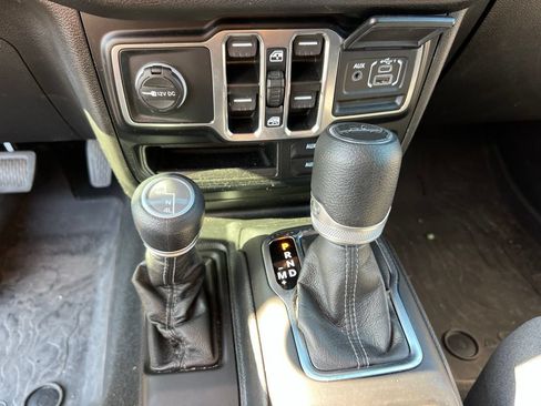 Used 2024 Jeep Gladiator Sport AWD/4WD image 17