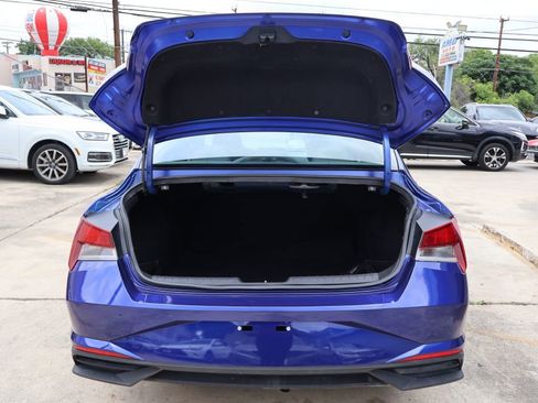 Used 2023 Hyundai Elantra SEL w/ Preferred Accessory Package FWD image 17